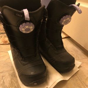 BRAND NEW BURTON SNOWBOARDING BOOTS